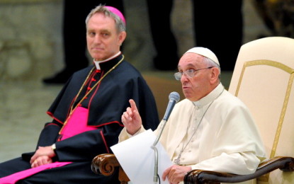 Il Papa : “A me fa male quando vedo un prete o una suora con un’auto di ultimo modello”. E poi spinge ad abbandonare la cultura del “provvisorio”.