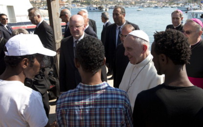 Il Papa dai migranti a Lampedusa: “la cultura del benessere ci rende insensibili alle grida degli altri…”.