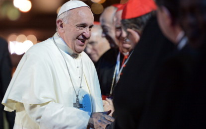 Papa Francesco celebra messa nella cattedrale di Rio ricevendo il caloro applauso dei vescovi di tutto il mondo.