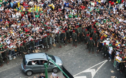 Il Papa arriva in Brasile, sbaglia strada e resta bloccato tra il caloroso abbraccio dei fedeli scesi in strada per salutarlo.