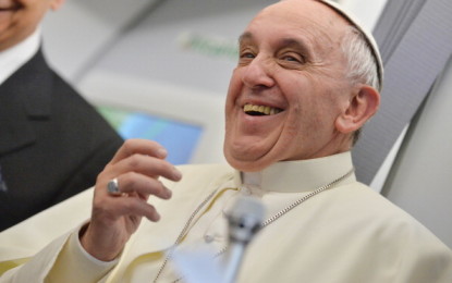 Il Papa rientra in Italia, e su l’aereo si concede ad oltre un’ora di domande: Ior, lobby gay, il ruolo della donna, ed anche cosa contiene il suo bagaglio a mano…
