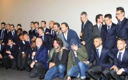 La squadra del Napoli al cinema a vedere “Colpi di Fortuna”. Tra i protagonisti i calciatori Hamsik, Insigne e Reina