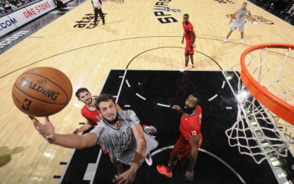 Natale in Texas: i Rockets sbancano San Antonio. Un buon Belinelli non basta agli Spurs, finisce 98-111.