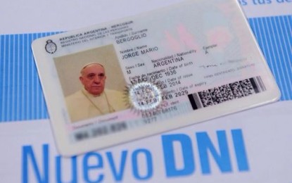 “Voglio viaggiare con il passaporto argentino”. Papa Francesco rinuncia ai documenti diplomatici della Santa Sede.