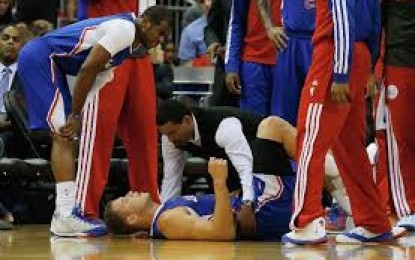 Rockets battuti a domicilio (118-107) da un Chris Paul superlativo. Tanta paura per Griffin: infortunio e tempi di recupero ancora sconosciuti.