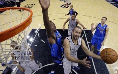 Muy guapa la notte latina di Parker, che trascina gli Spurs nel derby con Dallas: 106-112. Veterani in grande spolvero, per Beli solo 5 punti.