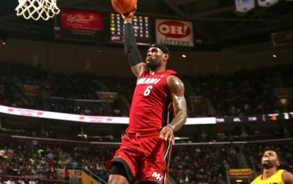 The KING is in da House: l’aria di casa fa bene a LeBron che con 43 punti annienta i Cavs. Finisce 100-96 con un Bosh decisivo nel finale.