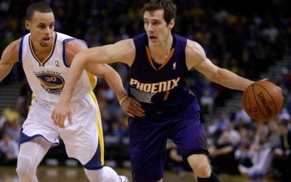 La solita “Onda Gialla” nel terzo periodo permette ai Warriors di sbarazzarsi dei Suns: 107-113 all’Oracle Arena. Curry e Lee meglio di Dragic e Green