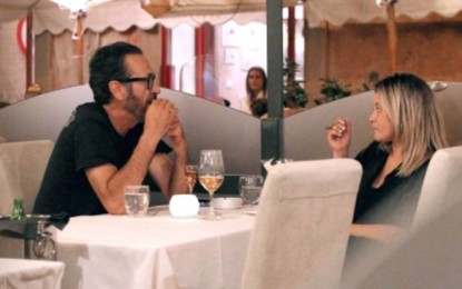 Pesce e baci appassionati: cena romantica per Marco Giallini e la fidanzata Stella