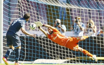 Super Bardi blocca il Napoli: Higuain sbaglia un rigore, e nella ripresa Maxi Lopez firma l’1-0 del Chievo.