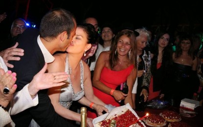 Demetra Hampton, toh chi si rivede! La Valentina di Crepax compie 46 anni con un party esagerato. Ed eccola più radiosa che mai in un locale di Roma folleggiare con i suoi amici vip. Capelli raccolti (niente frangetta), abito lungo argentato e scollatissimo: l’attrice è sempre e comunque sexy. Per lei il tempo sembra non passare mai…