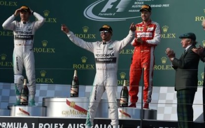 F1, Australia: Hamilton domina il GP con la Mercedes Rosberg si accoda subito, mentre Vettel porta la Ferrari sul podio difendendosi da Massa. Male Raikkonen ritiratosi dopo un errore al cambio gomme.