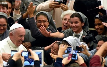 Papa Francesco a consacrati: “evitate chiacchiere ma pregate per nuove vocazioni”