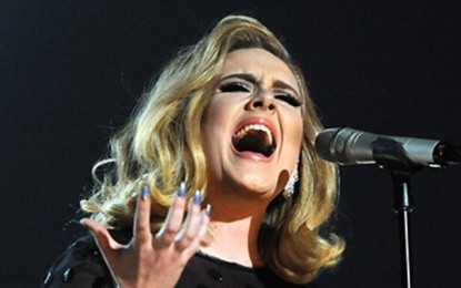 Omaggio dal vivo di Adele alle vittime di Bruxelles, con ‘Make you feel my love’ di Bob Dylan