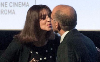 La Bellucci riceve il premio Virna Lisi dalle mani Tornatore e lo bacia in segno di solidarietà. Il regista: “ho la coscienza a posto, ma sono provato”.