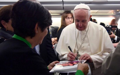 Papa Francesco atterra in Myanmar: al via il 21esimo viaggio apostolico allʼestero.