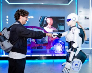 Dall’auto alla casa: Chery lancia Mobo, il robot maggiordomo che rivoluziona l’assistenza domestica