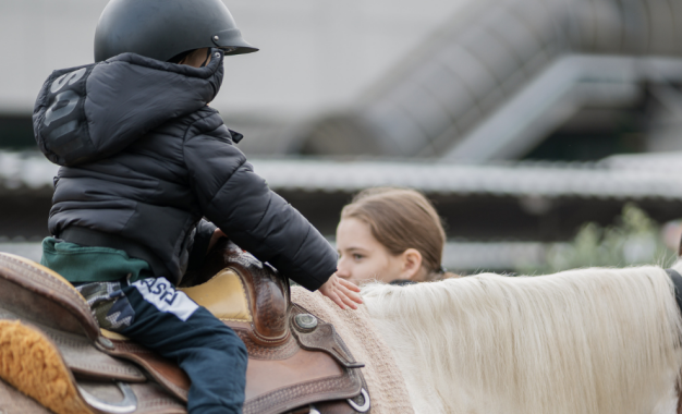 FIERACAVALLI PORTA IL BATTESIMO DELLA SELLA IN CITTÀ. Sabato 10 e domenica 11 ottobre, al Parco di via Murari Bra, le famiglie potranno vivere in anteprima il Battesimo della Sella, in attesa della 128ª edizione di Fieracavalli, in programma a Veronafiere dal 5 all’8 novembre
